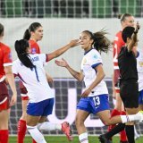 Selma Bacha (13) vient d'inscrire le 2-0 en profitant d'une faute de main d'Elvira Herzog KEYSTONE/GIAN EHRENZELLER